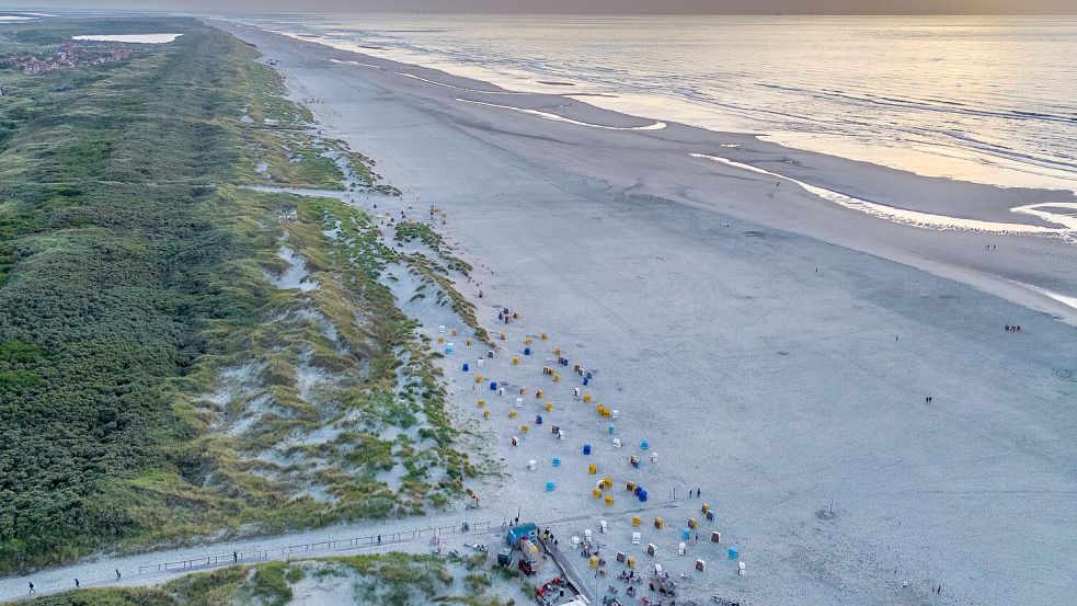 Der Hauptstrand von der Ostfriesischen Insel Juist erstreckt sich über ganze 1,5 Kilometer. Foto: Lars Wehrmann