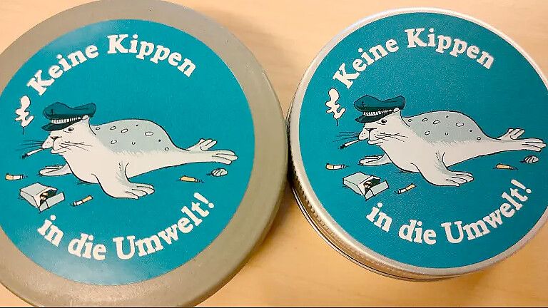 Kostenlose Taschenaschenbecher gibt es kostenfrei im Eingang des Rathauses oder im Bau- und Umweltamt. Symbolfoto: Stadt Norderney