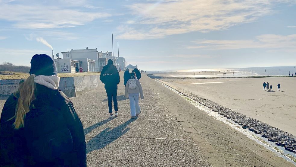 Ein Spaziergang entlang des Strandes oder eine Radtour durch die Dünen kann zur Förderung der körperlichen und geistigen Gesundheit beitragen. Foto: Freese