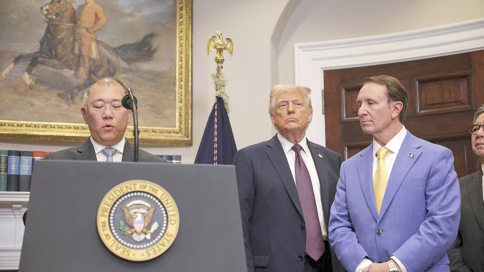 Der Vorstandsvorsitzende der Hyundai Motor Group, Eui-sun Chung (l.) verkündete Milliarden-Investition in der USA. Neben ihm stehen US-Präsident Donald Trump (2. v. l.) und der Gouverneur von Louisiana, Jeff Landry. Haben Trumps Zolldrohungen gewirkt? Foto: dpa/AP Pool