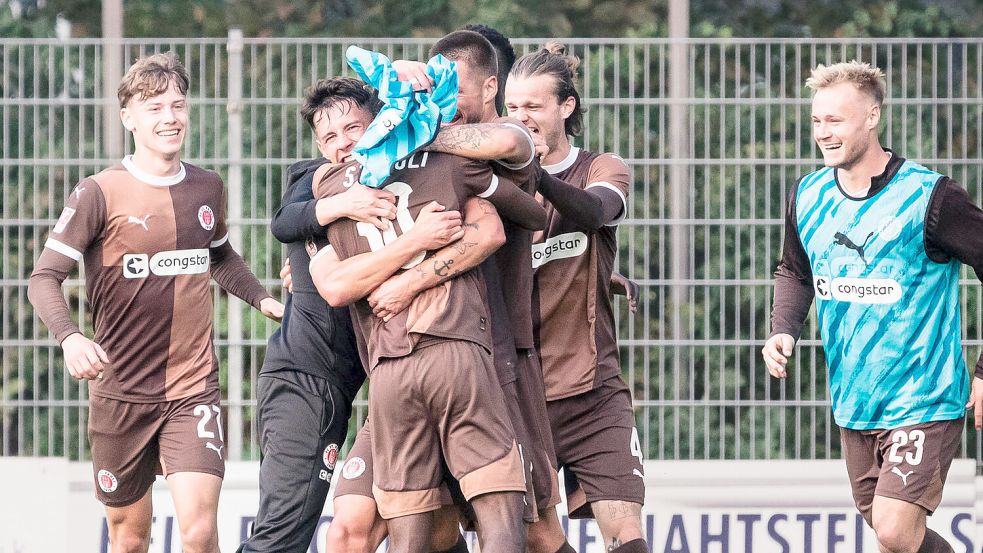 Der FC St. Pauli II feierte am Mittwoch einen 1:0-Sieg gegen den TSV Havelse. Auch der Esenser Ols Backhaus (links) spielte und jubelte mit. Archivfoto: Imago