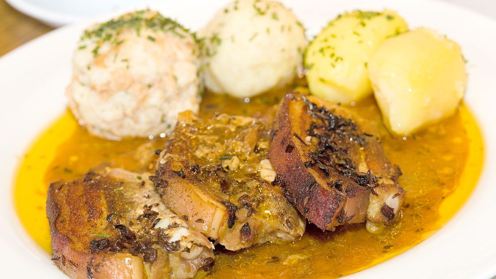 Fetter Schweinebraten mit Sauce: nach den kriegsbedingten Hungerjahren über lange Zeit Sonntagsritual in deutschen Familien. Foto: www.imago-images.de/ CHROMORANGE