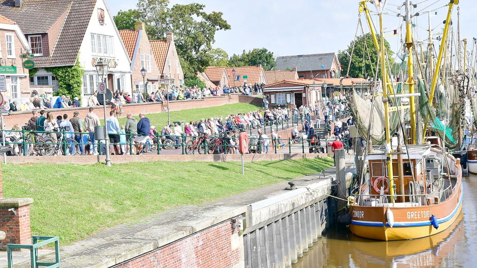 Viel los: der Greetsieler Hafen während der Sonntagskonzerte. Foto: Wagenaar/Archiv