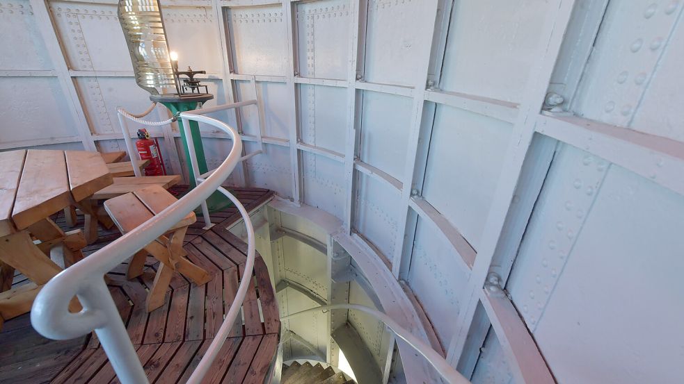 Eine Wendeltreppe im nur elf Meter hohen Pilsumer Leuchtturm führt nach oben in das Trauzimmer. Foto: Ortgies/Archiv