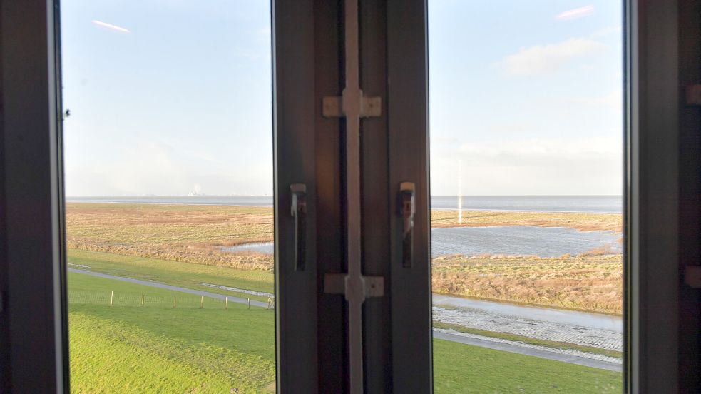 Einmal diese Aussicht vom Pilsumer Leuchtturm genießen: das geht im April bei einer Führung durch den Otto-Turm. Foto: Ortgies/Archiv