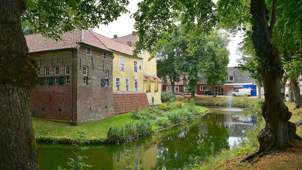 Blick auf die Manningaburg in Pewsum: Ab Mai kann man hier mehr über die Geschichte der Burgen in Ostfriesland erfahren. Foto: Wagenaar/Archiv