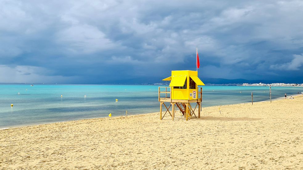 Seltenheit: Der Strand der Playa de Palma auf Mallorca ist menschenleer. Foto: imago/Chris Emil Janßen