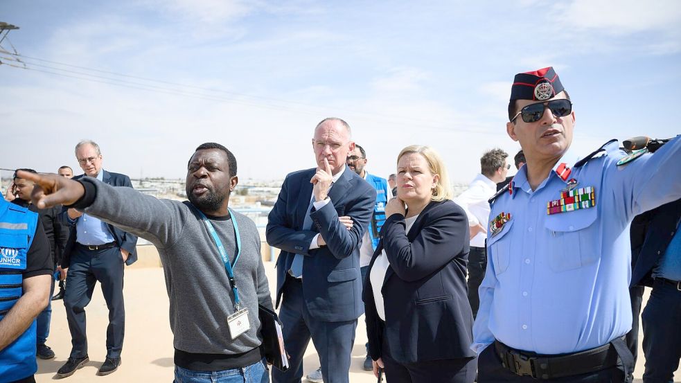 Bundesinnenministerin Nancy Faeser (SPD) und ihr österreichischer Amtskollege, Gerhard Karner, entschieden sich nach der Absage ihrer Reise nach Syrien, in Jordanien das Flüchtlingslager Saatari zu besuchen. Foto: Bernd von Jutrczenka/dpa