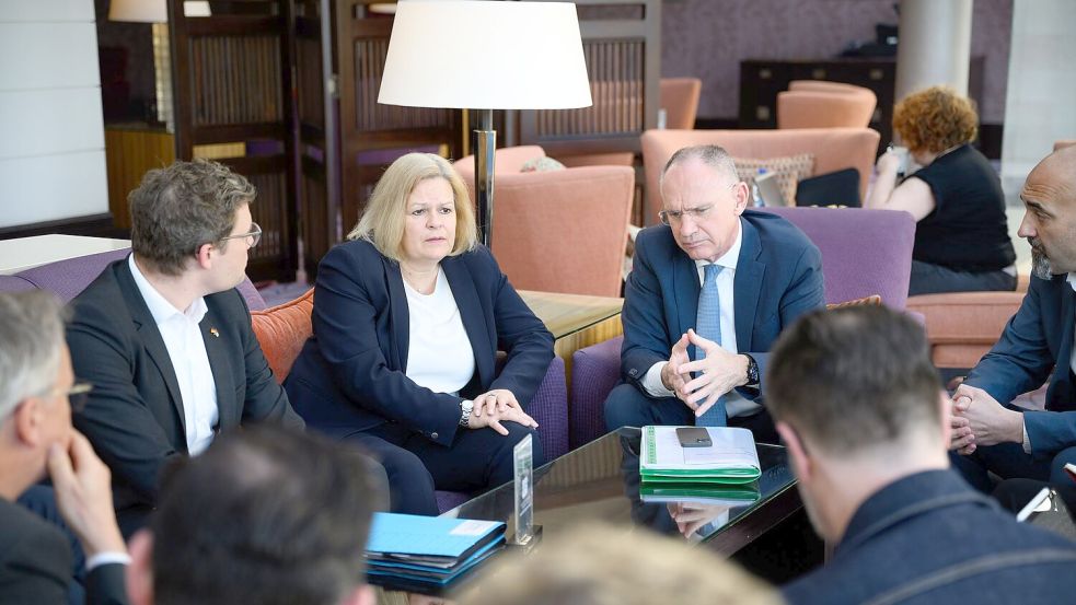 Nancy Faeser (SPD), geschäftsführende Bundesministerin für Inneres und Heimat, und Gerhard Karner (ÖVP), Innenminister von Österreich, informieren in einem Hotel in Amman die Mitglieder ihrer Delegationen über den Abbruch ihrer Reise nach Damaskus. Foto: Bernd von Jutrczenka/dpa