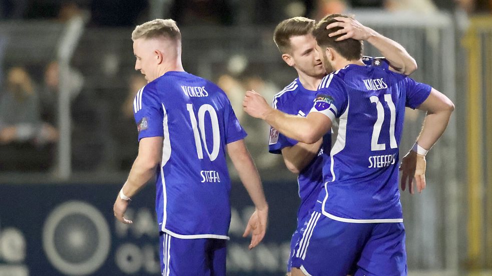 Zuletzt besiegte Kickers Emden am vergangenen Freitag Weiche Flensburg mit 4:0. Julian Stöhr (Mitte) beglückwünscht Tido Steffens zu einem Tor. Der Verteidiger hat sich wieder einen Stammplatz erkämpft. Foto: Doden/Emden