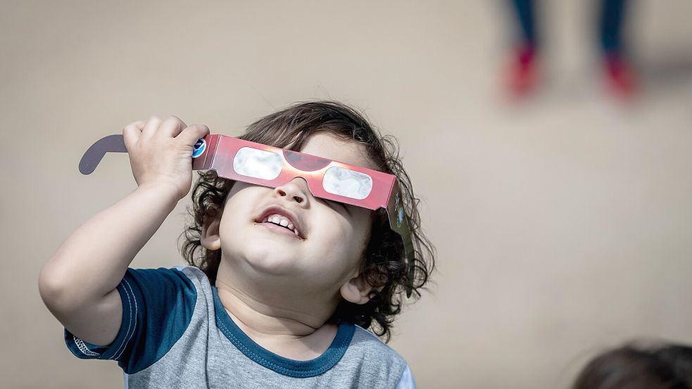 Am Samstag, 29. März, kommt es in Deutschland zu einer partiellen Sonnenfinsternis. Wann und wo sie am besten zu sehen ist. Foto: IMAGO/NurPhoto