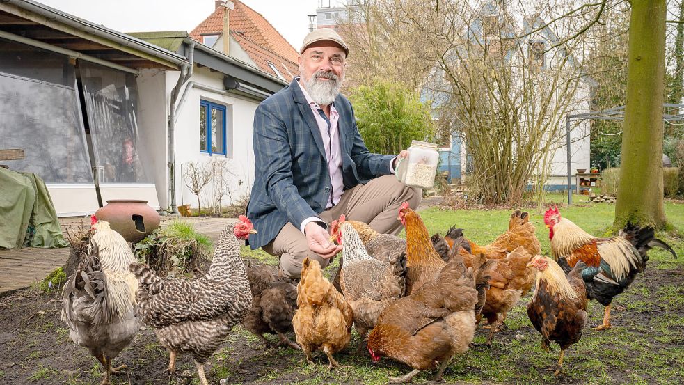 Mark Ella betreibt das Alberts Huus. Dort gibt es auch einen Streichelzoo für Kinder. Jetzt hat sich seine Grundsteuer verfünffacht. Das erhöht die Kosten für Feriengäste. Foto: Scheschonka