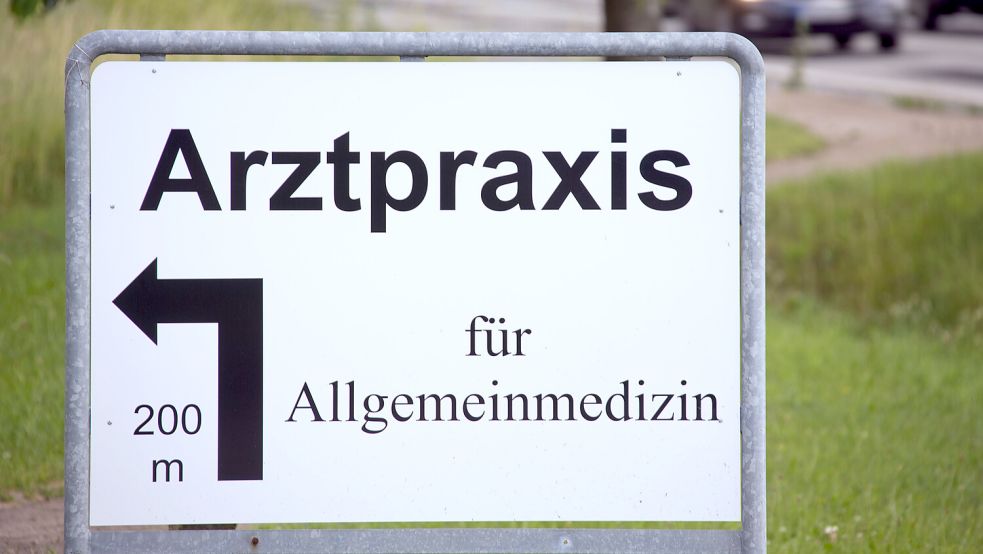 In Hinte gibt es aktuell nur eine einzige Praxis für Allgemeinmedizin. Die Gemeinde sucht händeringend nach Verstärkung. Symbolbild: Jens Büttner/dpa