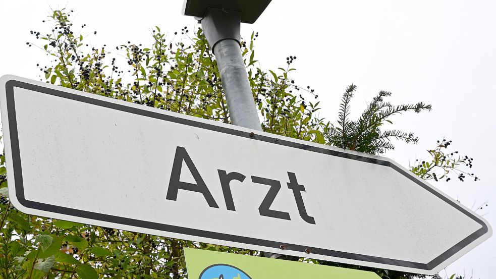 Ein Schild weist den Weg zu einem Arzt. Foto: Weißbrod/dpa