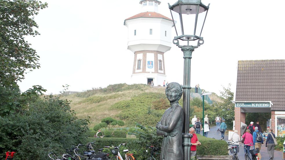 Der Wasserturm ist Langeoogs Wahrzeichen. Im Vordergrund eine Bronze der Sängerin Lale Andersen, die dort zeitweise lebte. Foto: Archiv/Oltmanns
