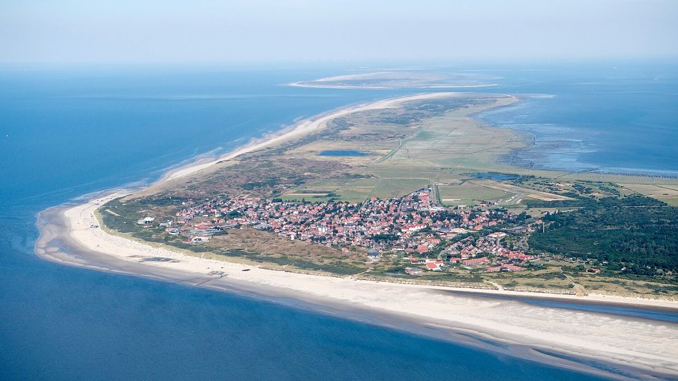 Die Insel Langeoog aus der Luft. Foto: Schuldt/dpa