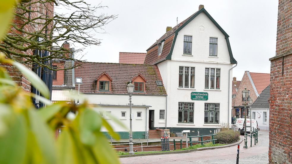 Die Greetsieler Börse im Ortskern des Fischerdorfes. Fotos: Wagenaar