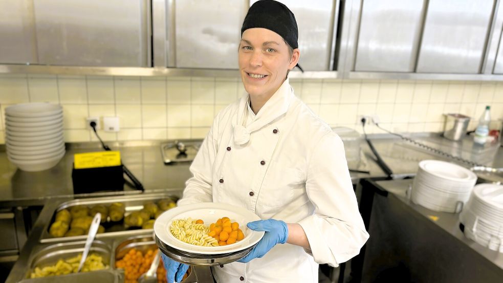 Köchin Nicole Bruns leitet die Küche im Altenzentrum. Foto: Vogt