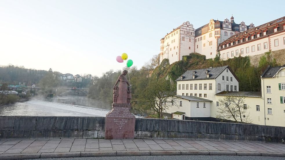 Ab vielen Orten der Stadt bewegen sich bunte Luftballons im Wind. Es wird gehofft, den sehr schreckhaften Jungen durch die bunten Reize aus einem möglichen Versteck locken zu können. Foto: Thomas Frey/dpa