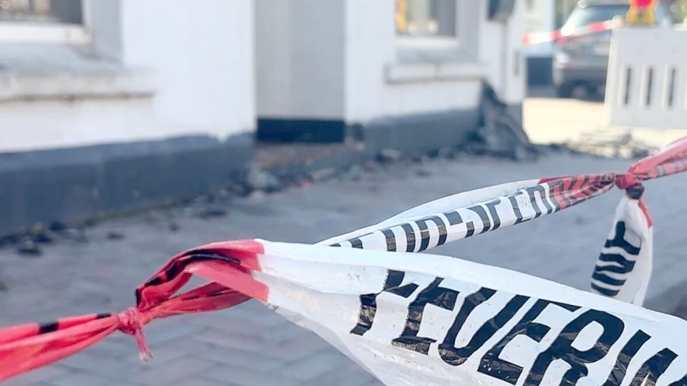Das Gebäude wurde mit Flatterband und Baken abgesperrt. Foto: Vogt