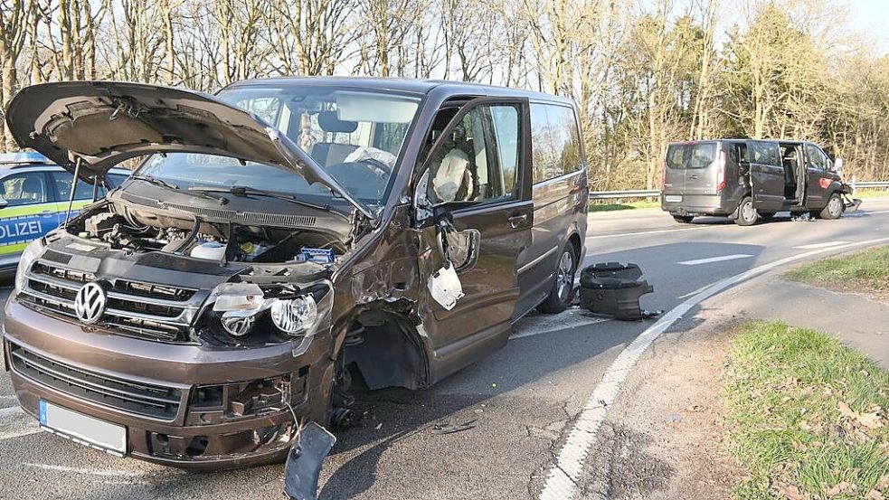 Mehrere Personen sind bei einem Unfall auf der B401 in Höhe Sedelsberg verletzt worden sein. Foto: Stix