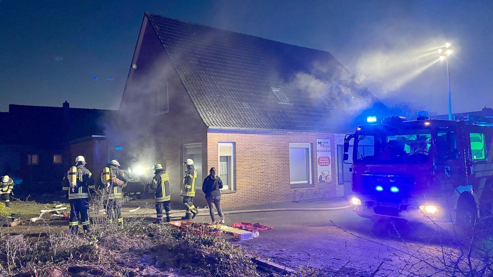 Die Einsatzkräfte gingen unter Atemschutz vor. Foto: Marius Ammermann