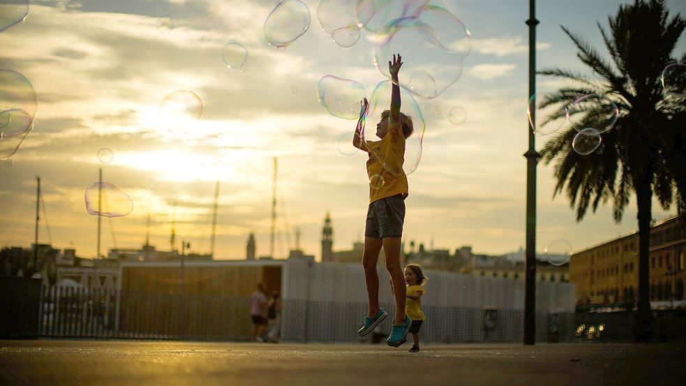 Mit der Umstellung auf die Sommerzeit gewinnen Menschen Tageslichtstunden für Freizeitaktivitäten. (Archivbild) Foto: Francisco Seco/AP/dpa