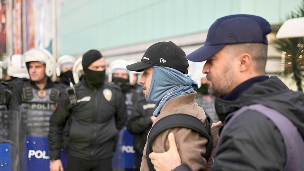 Fast 1.900 Menschen wurden laut Regierungsangaben seit Beginn der Proteste festgenommen. Foto: Francisco Seco/AP/dpa