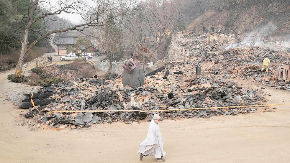 Bei den Bränden ist der über tausend Jahre alte Gounsa-Tempel zerstört worden. Foto: Ahn Young-joon/AP/dpa