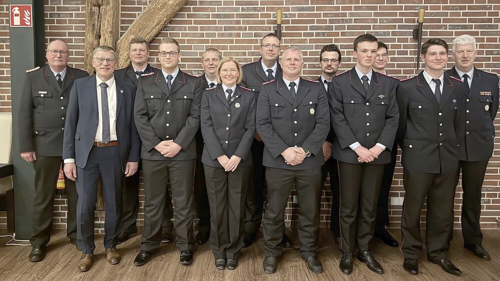 Mitglieder der Feuerwehr Sandhorst und Gäste stellten sich bei der Jahreshauptersammlung für ein Erinnerungsfoto auf. Foto: privat