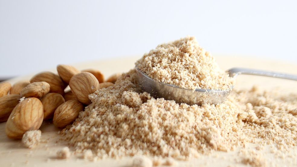 Statt Mehl kommen gemahlene Mandeln in den Schokoladenkuchen. Foto: Pixabay