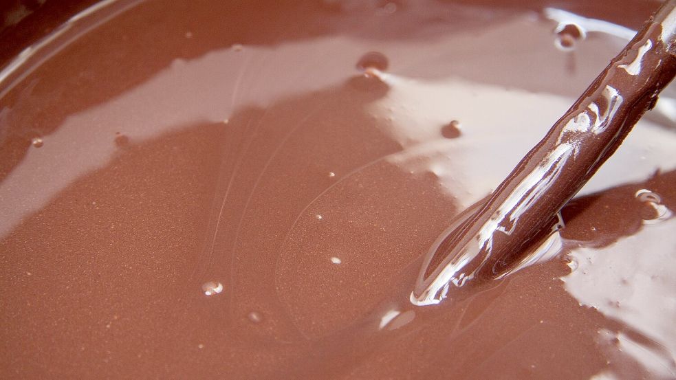 Zum Schluss wird eine Glasur aus Sahne, Schokolade und Palmfett zubereitet. Foto: Pixabay