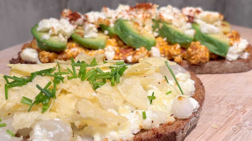 Zum Abschluss werden auf das Silberzwiebel-Topping noch ein paar Chips gekrümelt. Foto: Leonhard