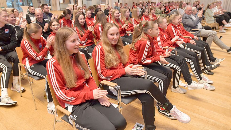 Die D-/C-Juniorinnen des SV TiMoNo verfolgten die Gala gespannt – und durften am Ende jubeln. Foto: Ortgies