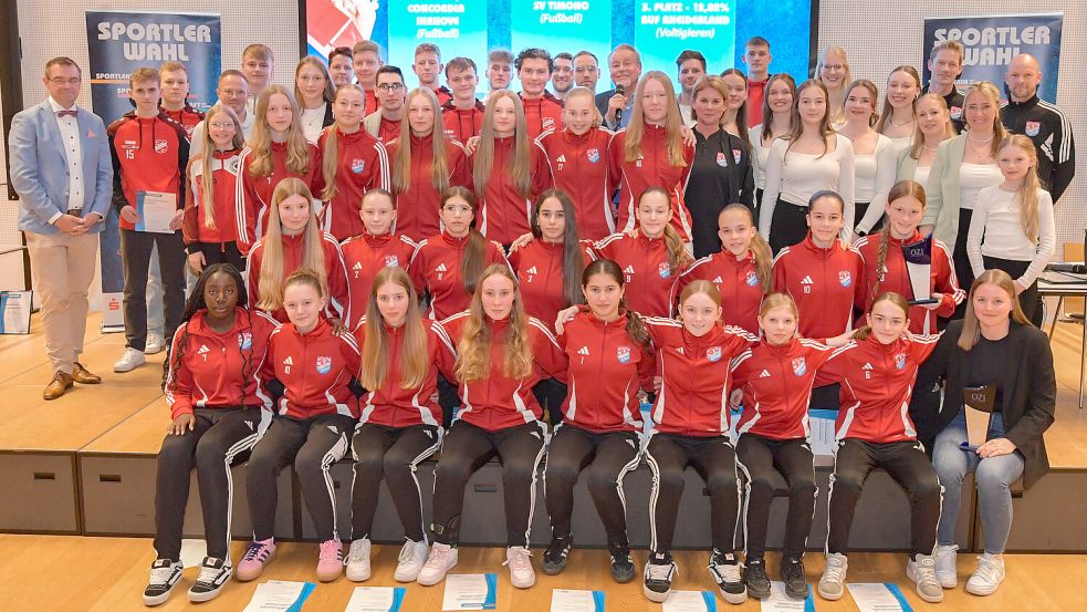Die Top-Drei jeder Kategorie waren zur großen Sportlerwahl-Gala ins Leeraner Sparkassen-Forum eingeladen. Alle folgten dieser Einladung und waren gespannt, wie nun genau die Platzierung an der Spitze ausfiel. Fotos: Ortgies