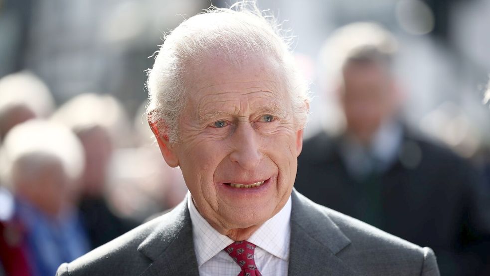 Trotz seiner Krebserkrankung nimmt der König seit Langem wieder fleißig Termine wahr. (Archivbild) Foto: Henry Nicholls/PA Wire/dpa