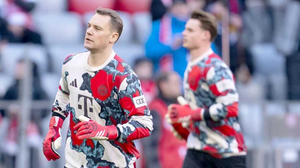 Manuel Neuer (l) fehlt dem FC Bayern weiter, Jonas Urbig (r) vertritt ihn. Foto: Sven Hoppe/dpa
