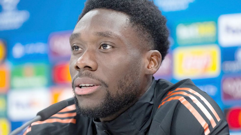 Alphonso Davies muss lange verletzt pausieren. Foto: Sven Hoppe/dpa