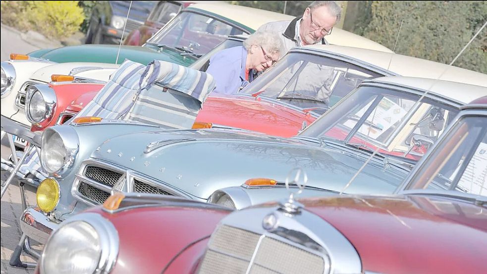 Das Oldtimertreffen mit seinen chromblitzenden Schätzchen ist schon lange ein Teil des Wiesmoorer Frühlingsfestes. Foto: Archiv/Ortgies
