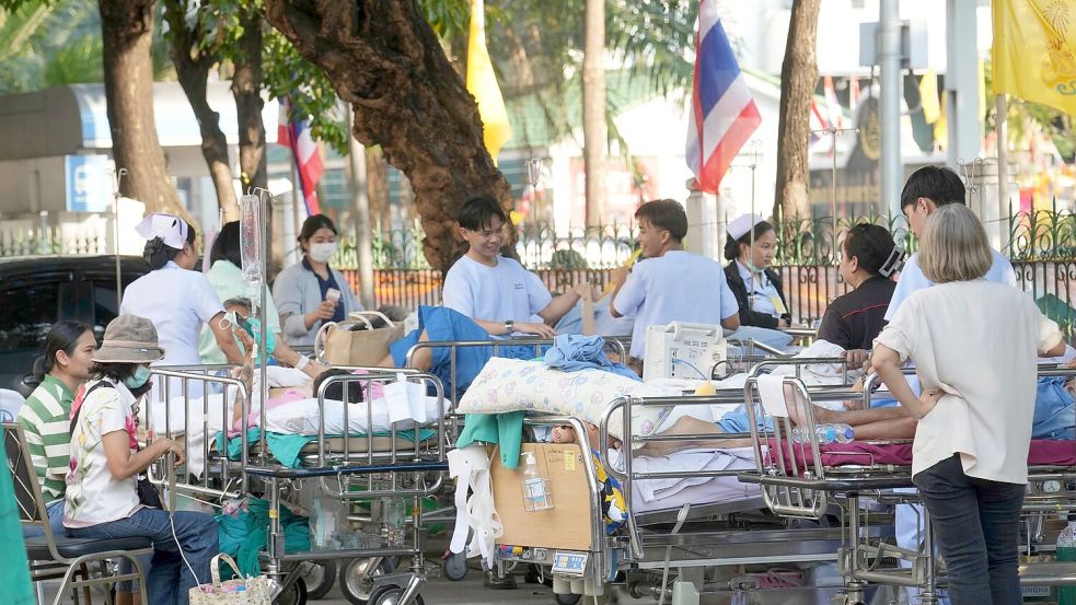 Patienten aus vielen Krankenhäusern wurden in Bangkok schnell ins Freie transportiert. Foto: Sakchai Lalit/AP/dpa