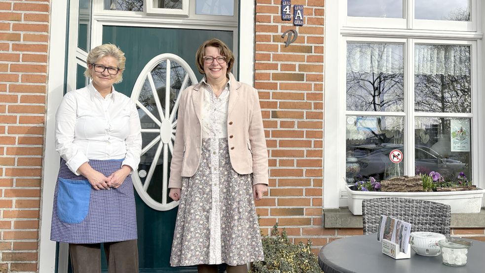 Matina Brinkmann (rechts) und Iris Meyerhoff arbeiten seit vielen Jahren zusammen in der Ostfriesischen Teestube. Foto: Kubassa