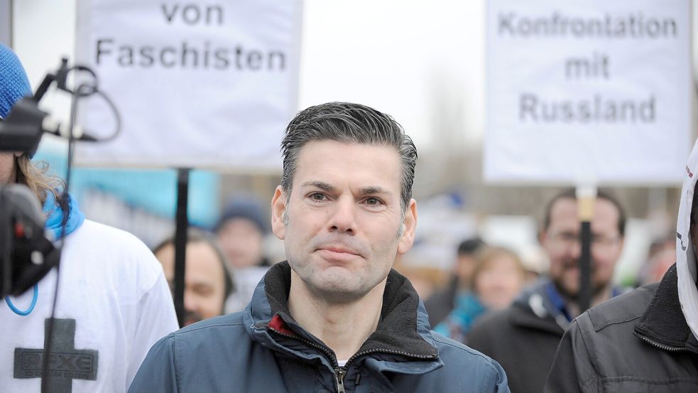 Kayvan Soufi-Siavash, besser bekannt als Ken Jebsen, war bislang drei Mal in Godensholt zu Gast. Diese Aufnahme des ehemaligen Radio-Moderators entstand vor rund zehn Jahren auf einer Demonstration. Foto: IMAGO/ZUMA Press