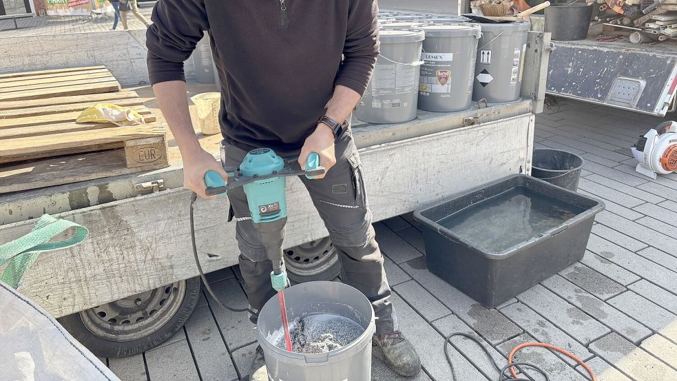 Dann muss sechs Minuten lang kräftig gerührt werden. Foto: Schuurman