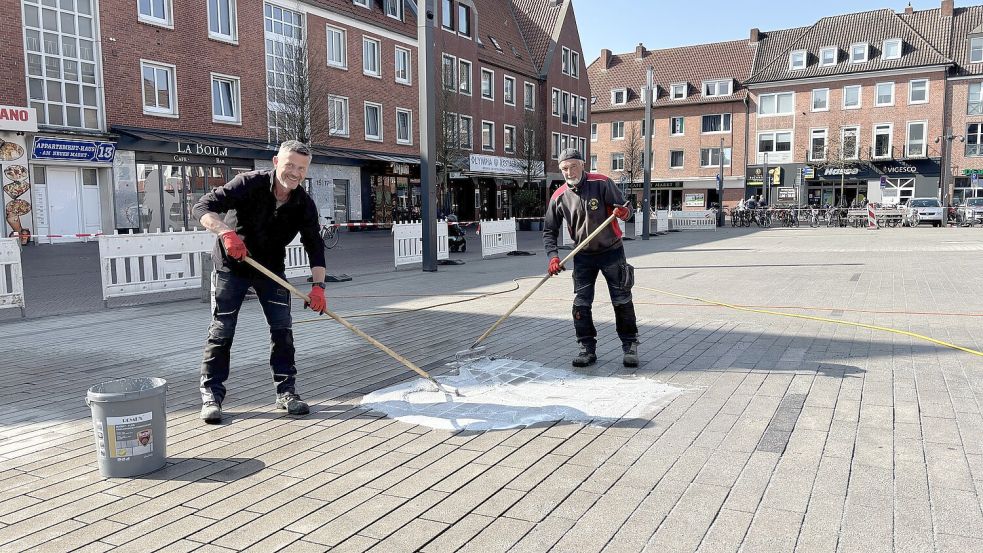 Eimer ausschütten und los: Jens Friebel und Gerd Bakker arbeiten das Material in die Fugen ein. Foto: Schuurman