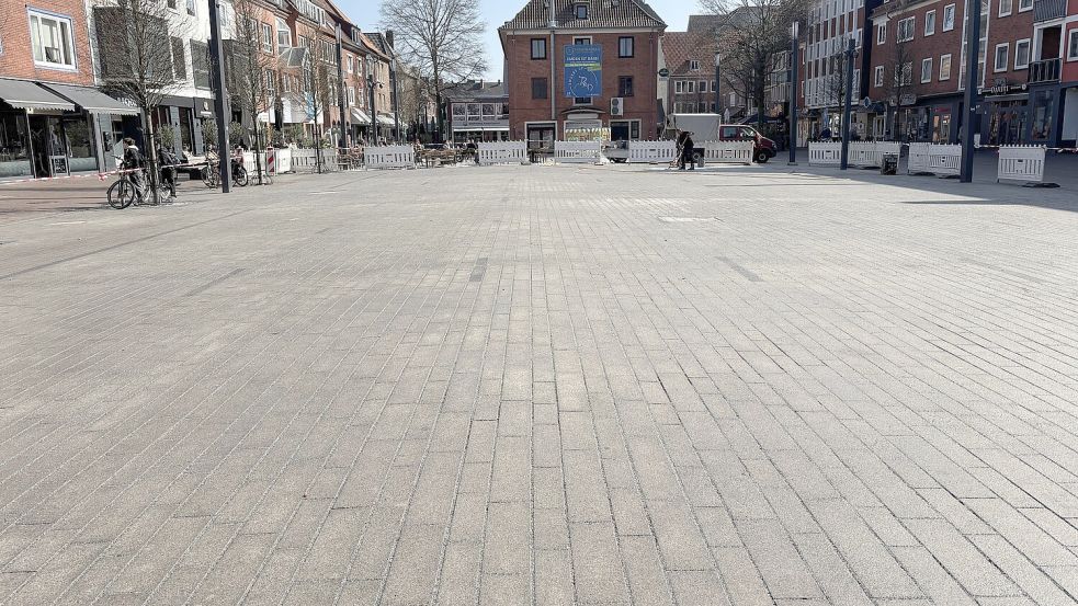 Alles dunkelgrau: Wie auf der frisch sanierten Fläche soll es nicht bleiben. Foto: Schuurman