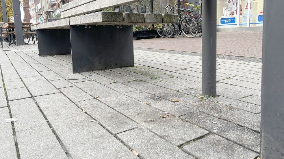 Nicht schön: In den ausgefegten Fugen sammelten sich Zigarettenkippen und anderer Dreck perfekt. Foto: Schuurman