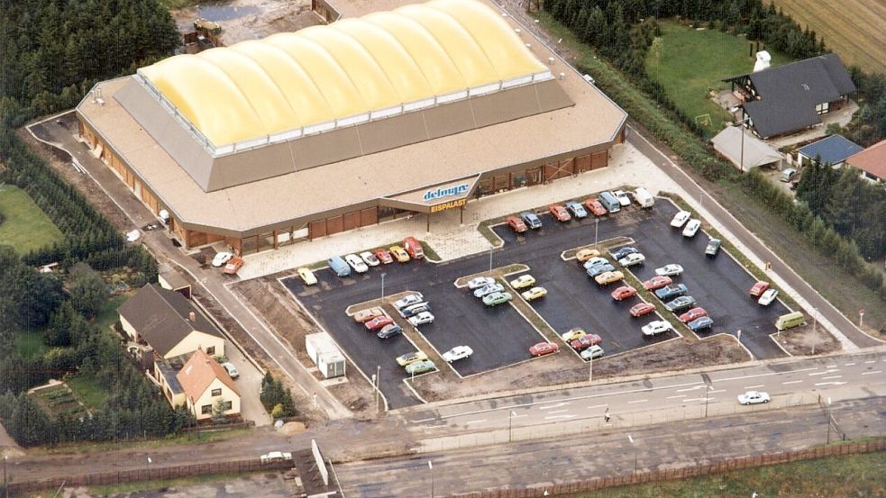 Der Delmare-Eispalast kurz nach seiner Fertigstellung: Im August 1981 öffneten sich die Türen zum ersten Mal. Foto: Stadtarchiv Delmenhorst