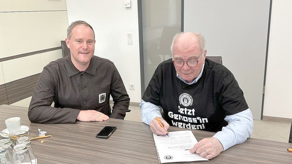 Bayern-Ikone Uli Hoeneß (r.) zeichnete in Anwesenheit von St. Paulis Präsident Oke Göttlich Anteile an der Genossenschaft. Foto: FC St. Pauli
