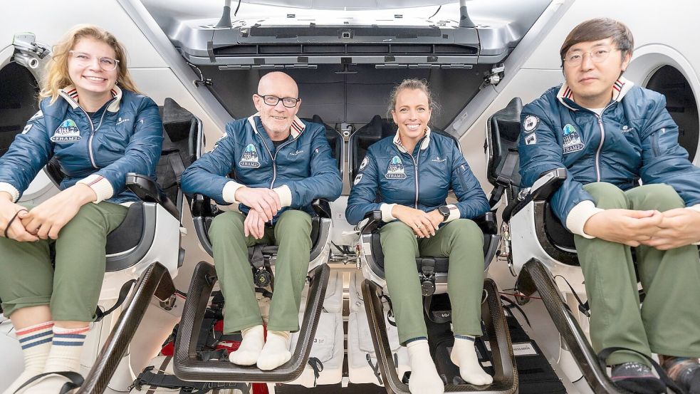 Die Crew von Rabea Rogge (links) hat lange in einer „Dragon“-Kapsel von SpaceX trainiert. Foto: -/SpaceX/dpa