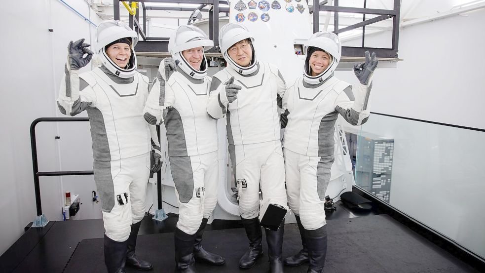 Rabea Rogge (l) mit Eric Philips, Chun Wang sowie Jannicke Mikkelsen. Foto: SpaceX/dpa